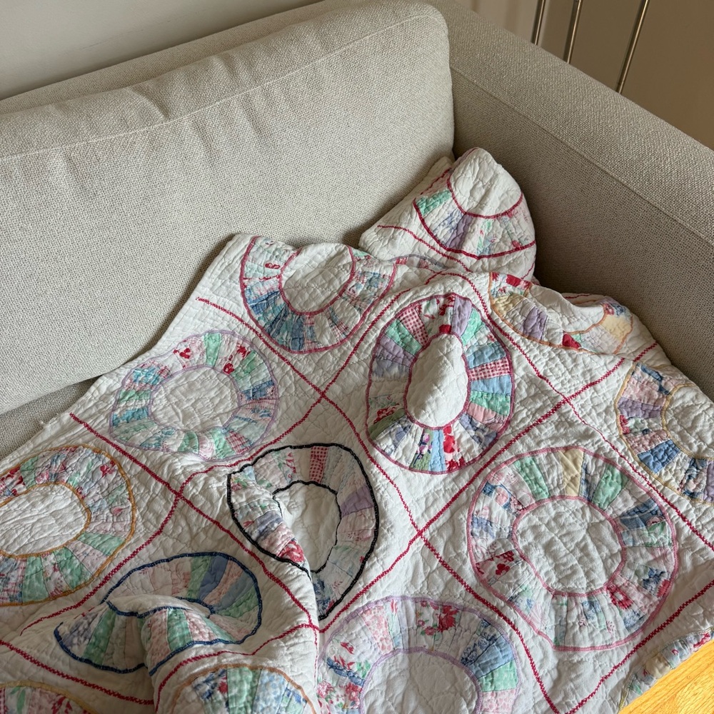 Antique vintage Dresden Plate quilt
